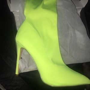 Neon green pump brand new in box never wore